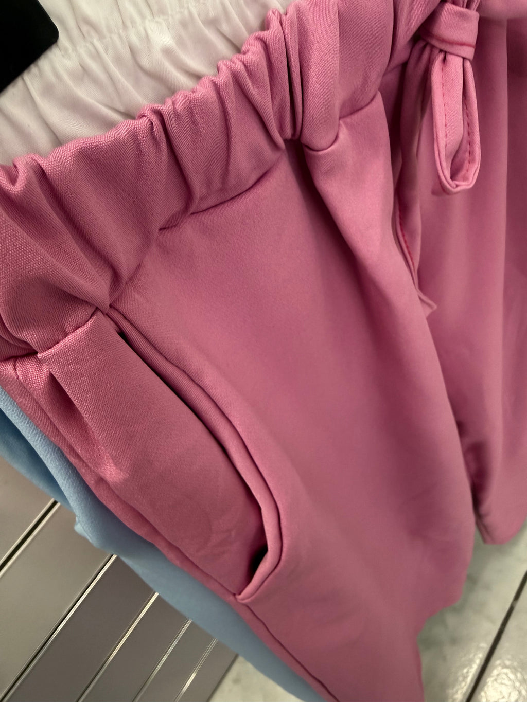 Fließende weite Hose mit elastischem Bund