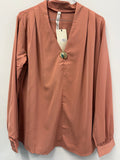 Casacca Ernesta in Tonalità Terracotta con Spilla Centrale e Maniche Lunghe